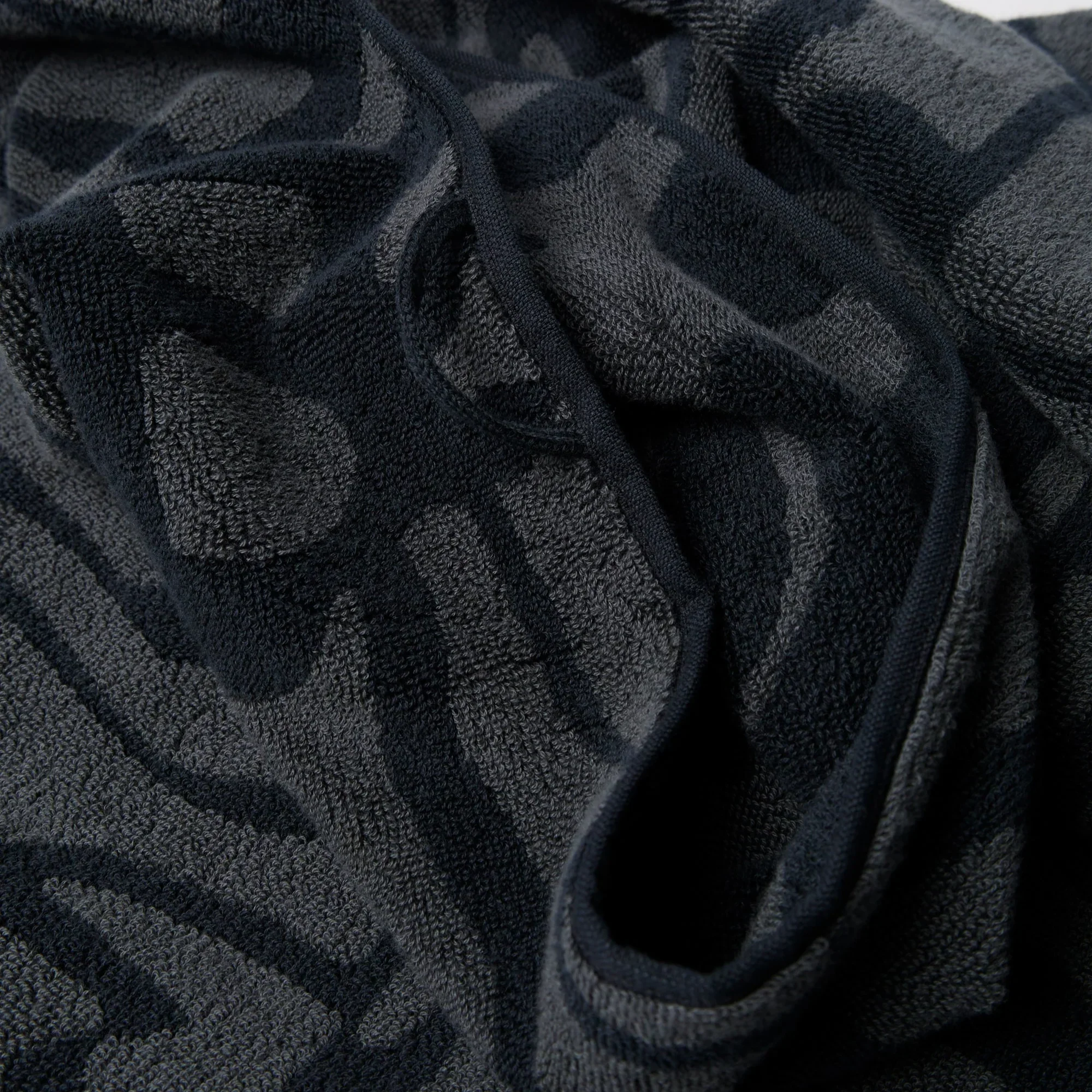 By Parra Broken FTP Bath Towel Set Of 2 - Black - Image 5